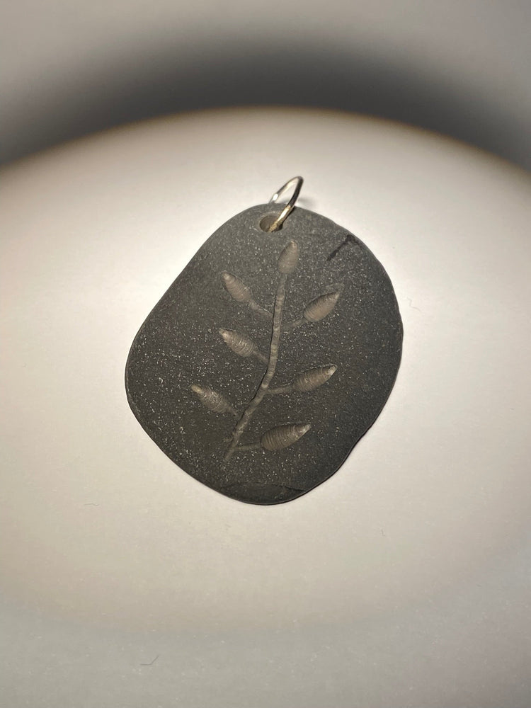 Smykker af skiffer og sandsten